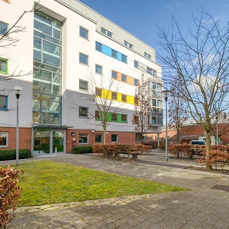 לוטון Bright & Central Studio In Luton, Sleeps 2 מראה חיצוני תמונה