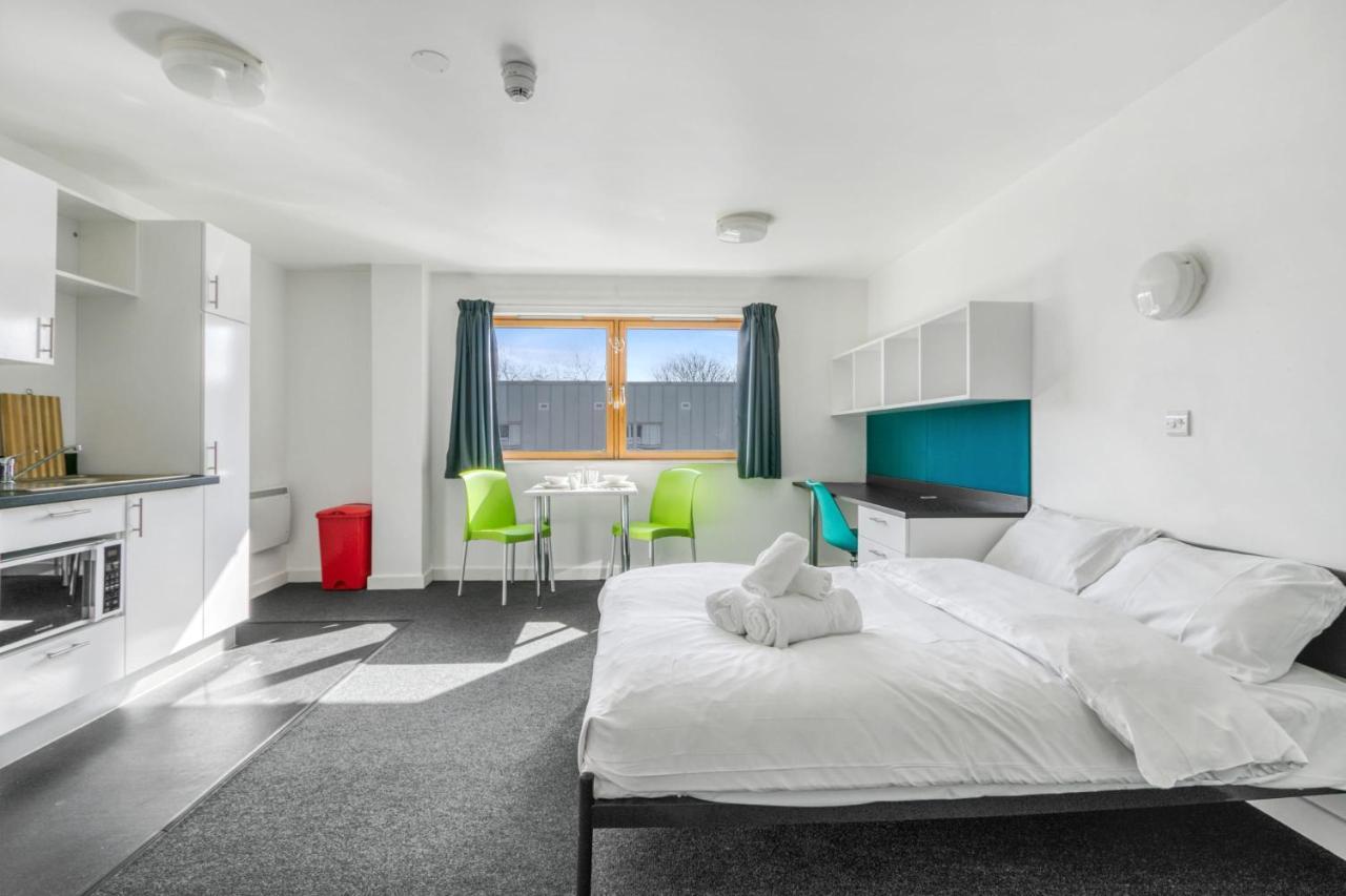 לוטון Bright & Central Studio In Luton, Sleeps 2 מראה חיצוני תמונה