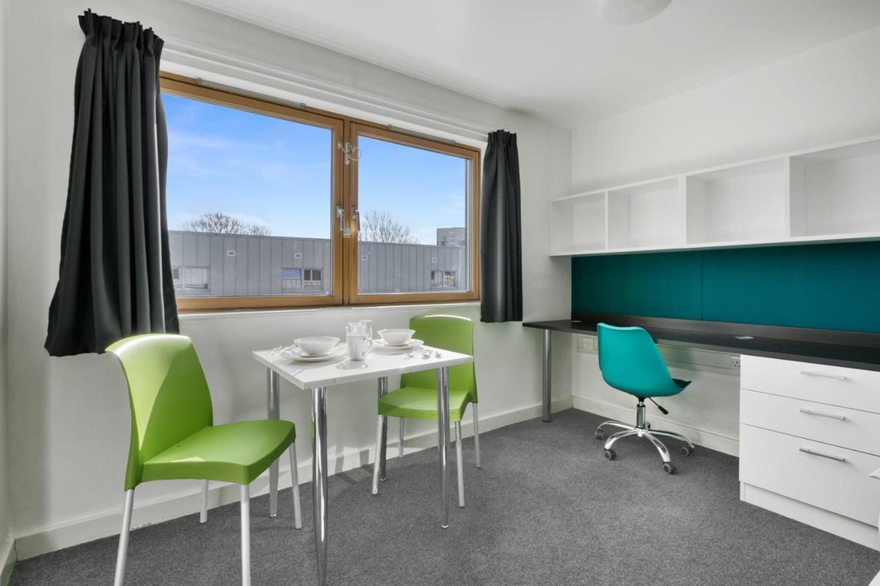 לוטון Bright & Central Studio In Luton, Sleeps 2 מראה חיצוני תמונה