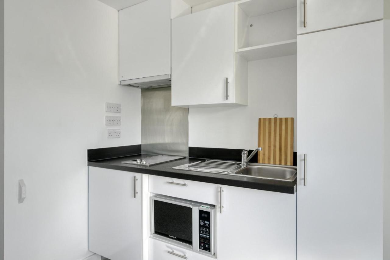 לוטון Bright & Central Studio In Luton, Sleeps 2 מראה חיצוני תמונה