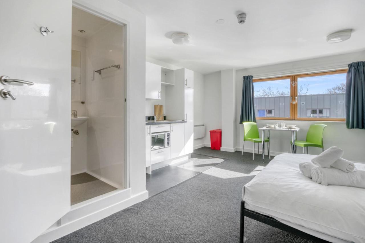 לוטון Bright & Central Studio In Luton, Sleeps 2 מראה חיצוני תמונה