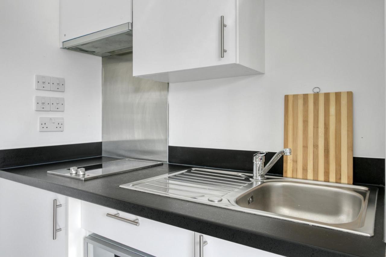 לוטון Bright & Central Studio In Luton, Sleeps 2 מראה חיצוני תמונה