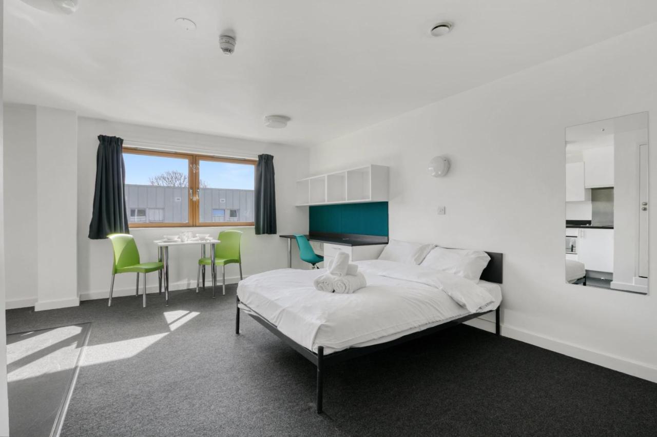 לוטון Bright & Central Studio In Luton, Sleeps 2 מראה חיצוני תמונה