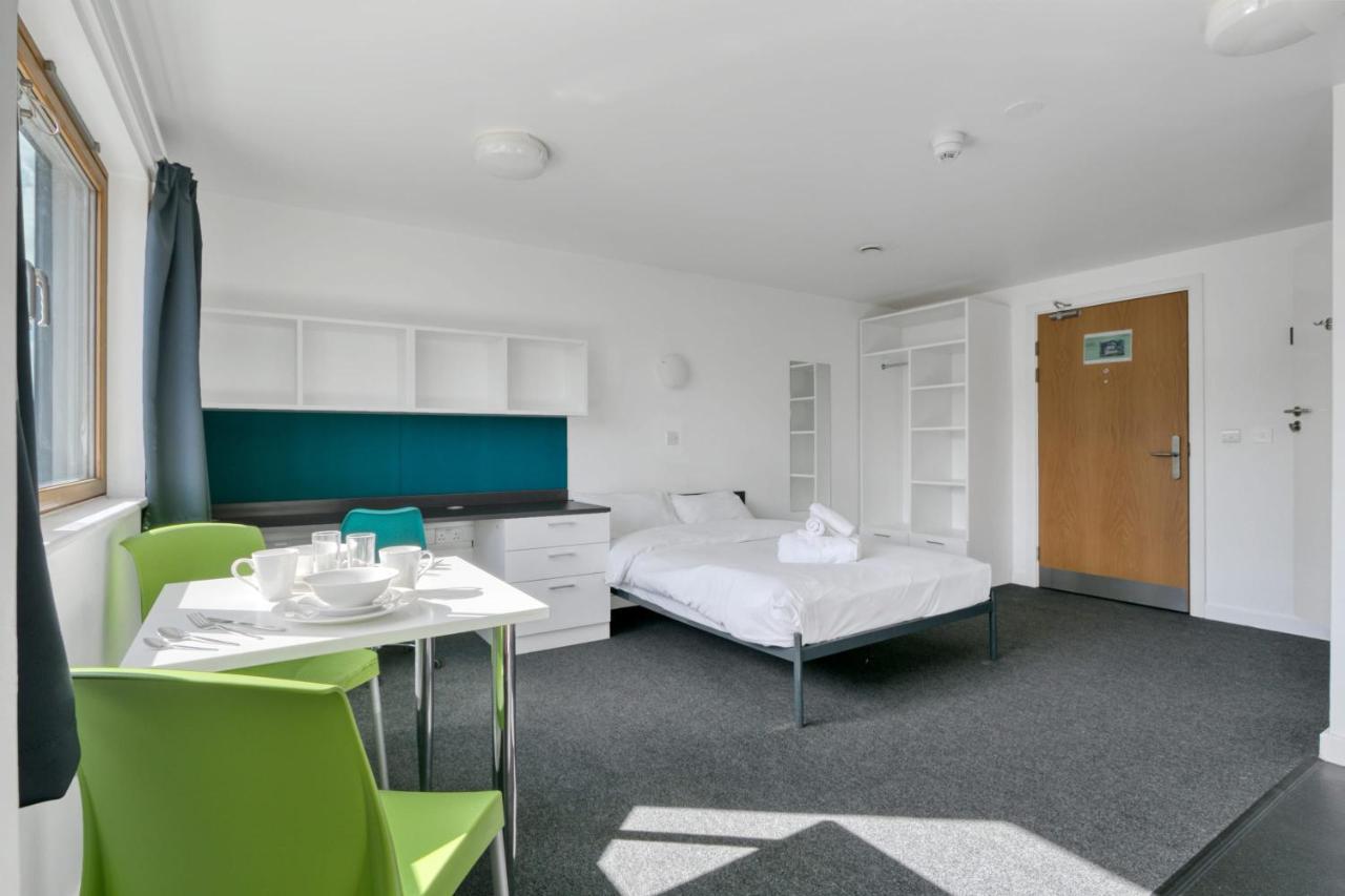 לוטון Bright & Central Studio In Luton, Sleeps 2 מראה חיצוני תמונה