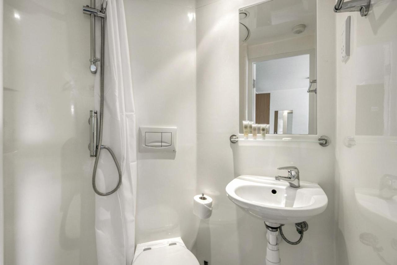 לוטון Bright & Central Studio In Luton, Sleeps 2 מראה חיצוני תמונה