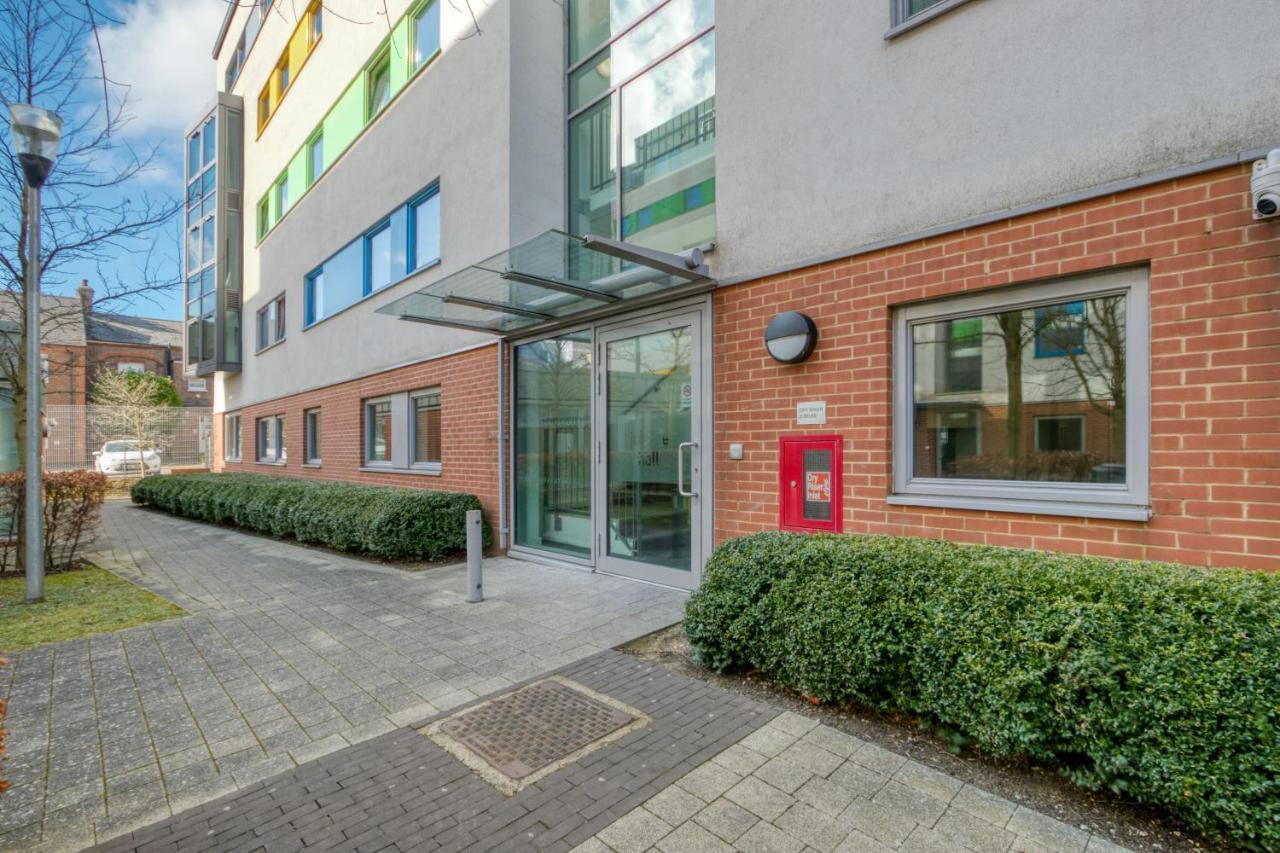 לוטון Bright & Central Studio In Luton, Sleeps 2 מראה חיצוני תמונה