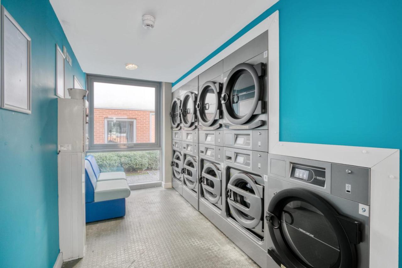 לוטון Bright & Central Studio In Luton, Sleeps 2 מראה חיצוני תמונה