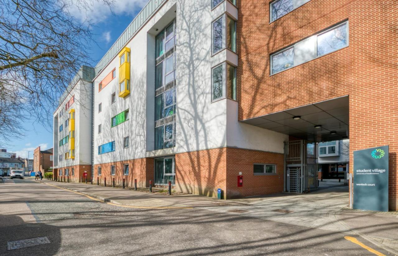 לוטון Bright & Central Studio In Luton, Sleeps 2 מראה חיצוני תמונה