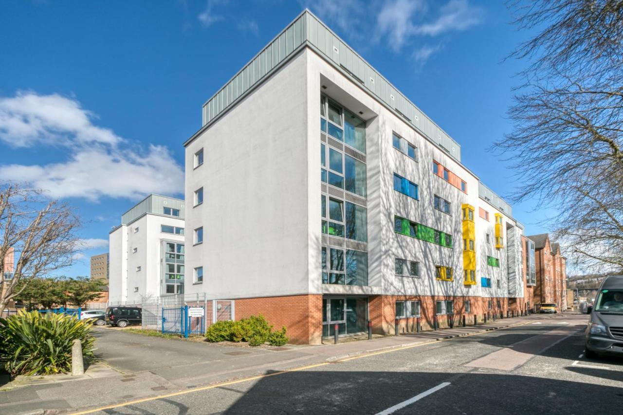 לוטון Bright & Central Studio In Luton, Sleeps 2 מראה חיצוני תמונה